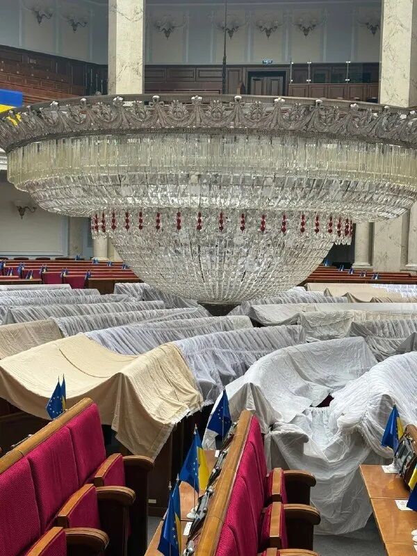Кольоровий кришталь та вага у 3,5 тони: скільки зараз коштує люстра у сесійній залі Верховної Ради