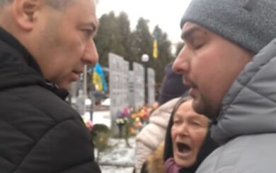 На Сумщині очільник міста і начальник РВА побилися на Алеї Слави
