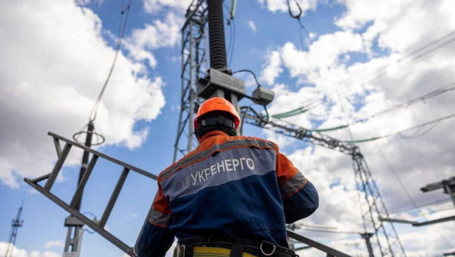 Сьогодні світла буде менше: в Укренерго попередили про відключення до кінця доби