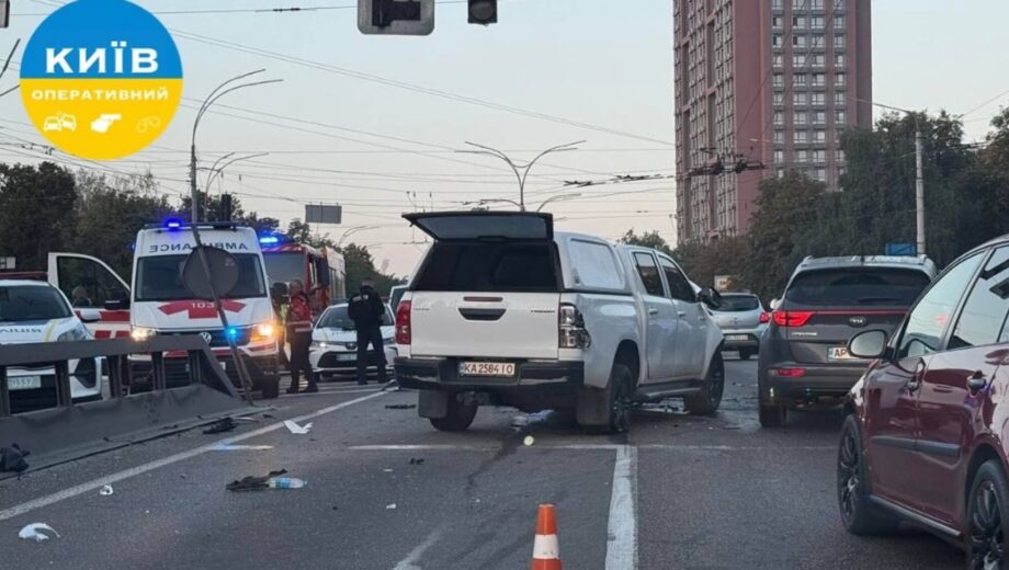 У Києві загинув правоохоронець у ДТП за участю військового службового авто