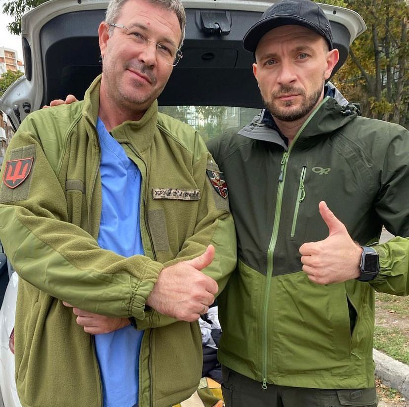 Дмитро Грінвальд (зліва на фото) і Сергій Усов (праворуч) під час передачі допомоги військовому шпиталю