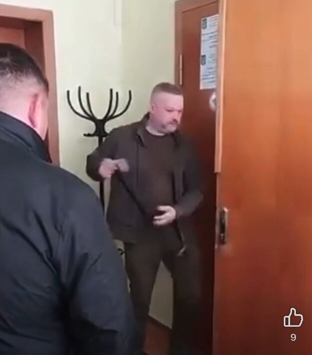 Семенюк vs Булега: в Кицмане произошел силовой спор у кабинета мэра