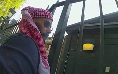 В Лондоне мужчину сняли с забора у израильского посольства: он был с ножом