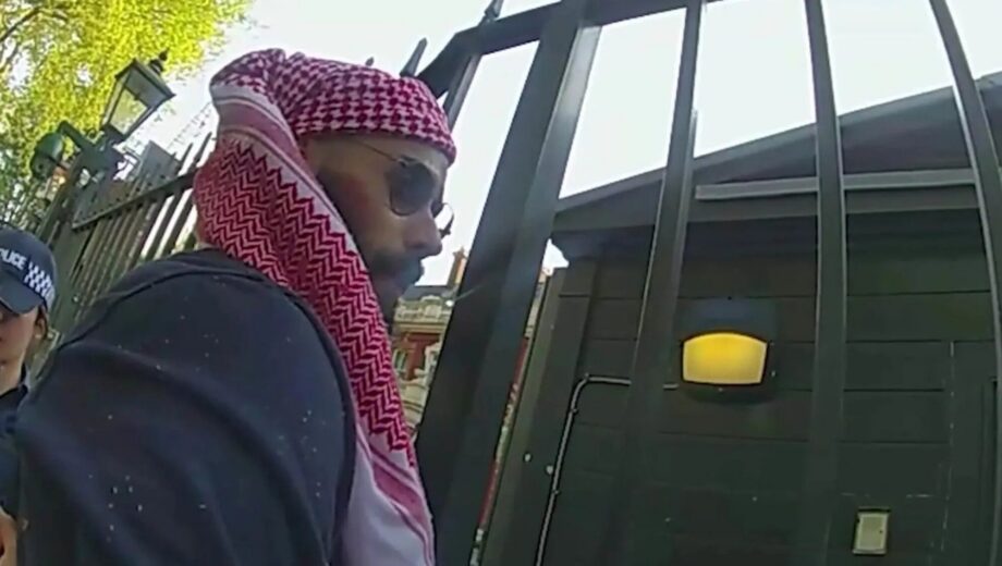 В Лондоне мужчину сняли с забора у израильского посольства: он был с ножом