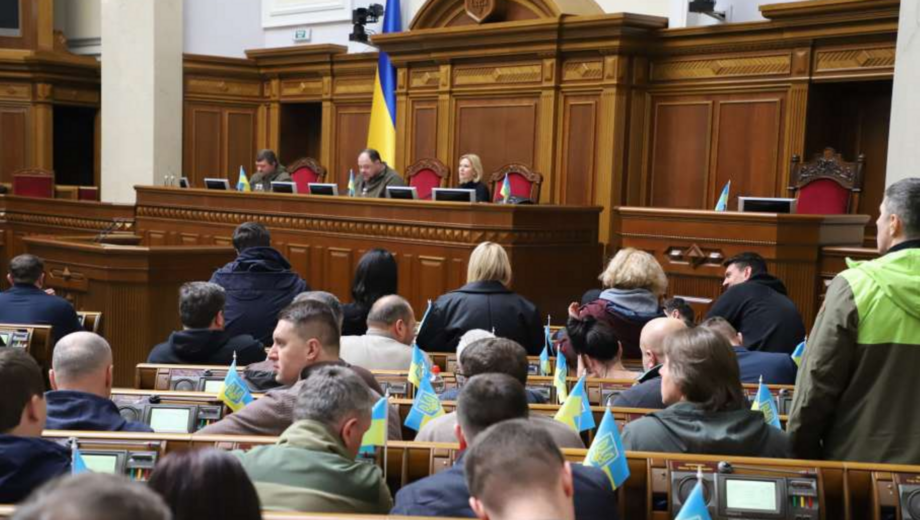 Запрет на 50 лет: Украина введет санкции на российские грузовики, поезда, корабли и самолеты
