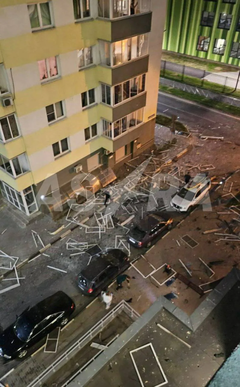 Массовая атака БПЛА в Московской области: пострадали жилые дома и аэропорт