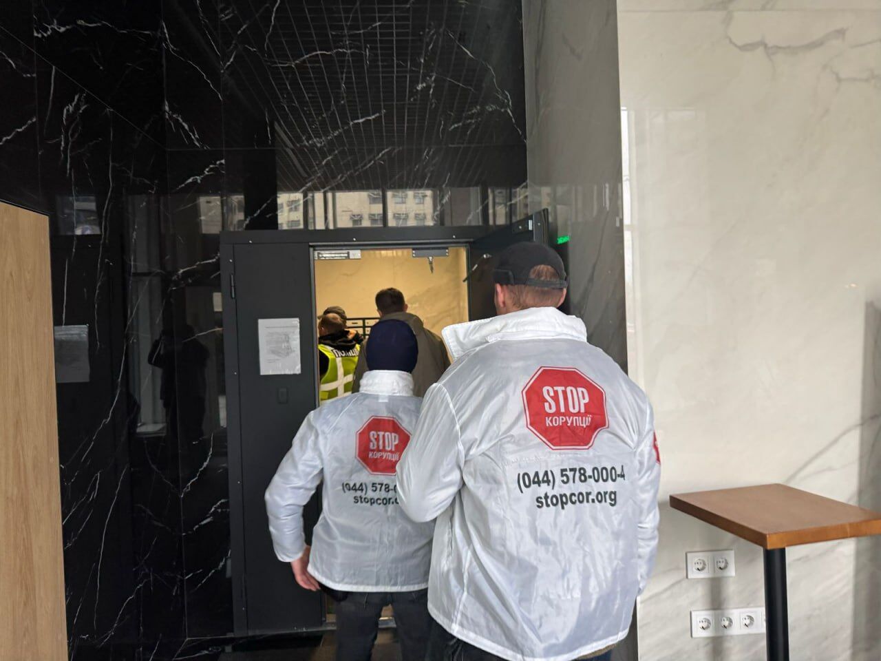  Аферисти в елітному ЖК: поліція і журналісти викрили шахрайський кол-центр в ''Новопечерській вежі''