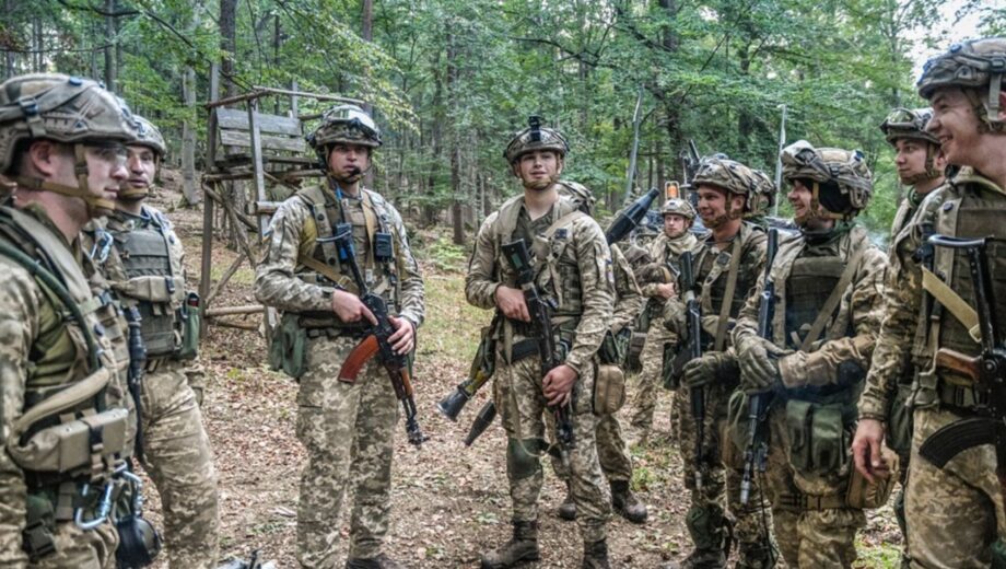 Макрон показал кадры по учениям украинских военных (видео)