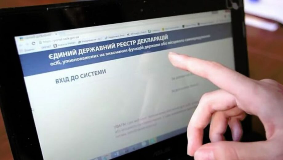 От обычного начальника до миллионера: раскрыты доходы руководства столичного лесного сектора
