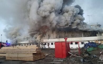 В Архангельске рф вспыхнул масштабный пожар на судне »Ломоносов»