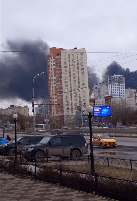 Пожар на ''Уралмашзаводе'': огонь охватил склад с лакокрасочными материалами
