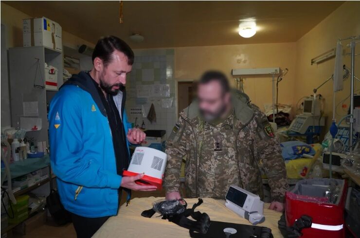 На передову доставили ''Штучні нирки'' та портативний пристрій для реанімації