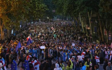 Грузинская оппозиция начала митинг под парламентом, рядом дежурит полиция (видео)