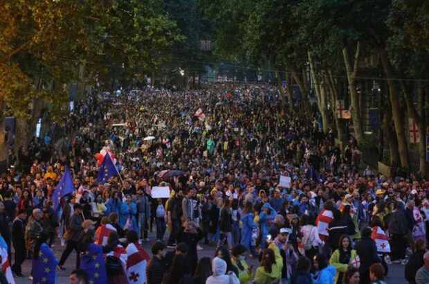 Грузинська опозиція почала мітинг під парламентом, поруч чергує поліція(відео)