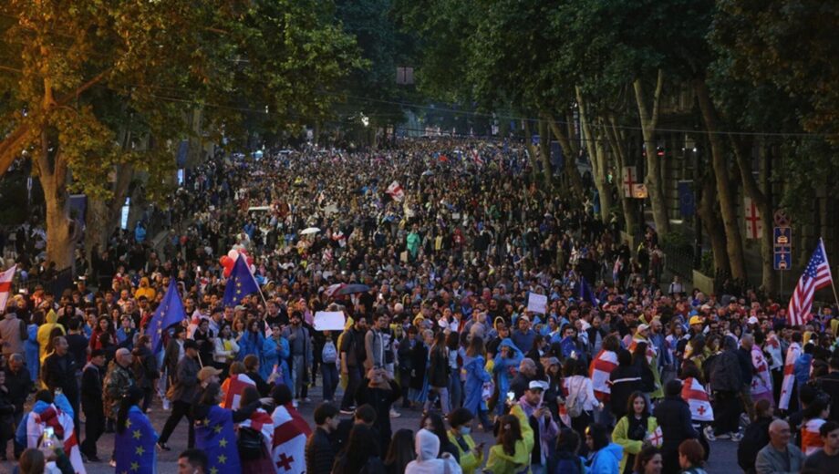 Грузинская оппозиция начала митинг под парламентом, рядом дежурит полиция (видео)