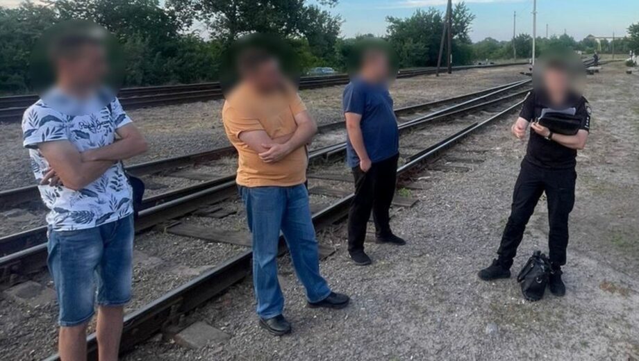 На Полтавщині спіймали на гарячому працівників ”Укрзалізниці”, які крали пальне з локомотива