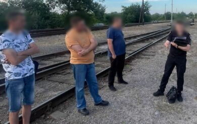 На Полтавщине поймали с поличным работников »Укрзализныци», которые воровали горючее из локомотива
