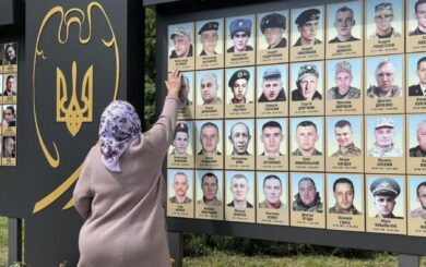 Надругательство над мемориалом: в Ковеле задержали злоумышленника, повредившего баннеры павших воинов