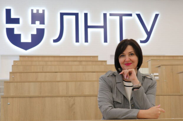 Учит патриотизму — с британским проживанием и Audi за 2 миллиона: ректор Луцкого университета Вахович влипла в скандал