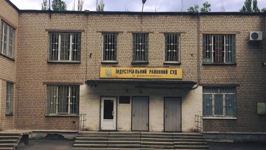 Вызывающее нападение на судью в Днепре: женщину с тяжелой травмой головы госпитализировали