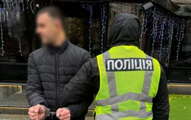 У столичному готелі поліція затримала дебошира, який назвався ”військовим генералом” (відео)