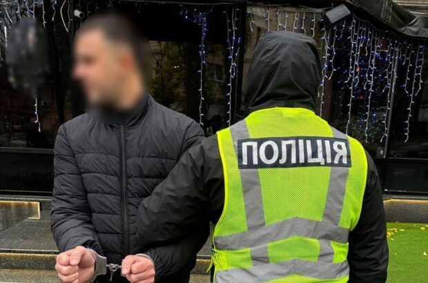 У столичному готелі поліція затримала дебошира, який назвався ”військовим генералом” (відео)