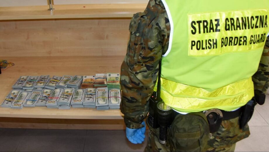 Незадекларована готівка на кордоні Польщі: українка з 1,3 млн злотих