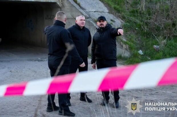 Вооруженный велосипедист открыл огонь по работникам ТЦК и полицейскому в Ровно: есть раненые