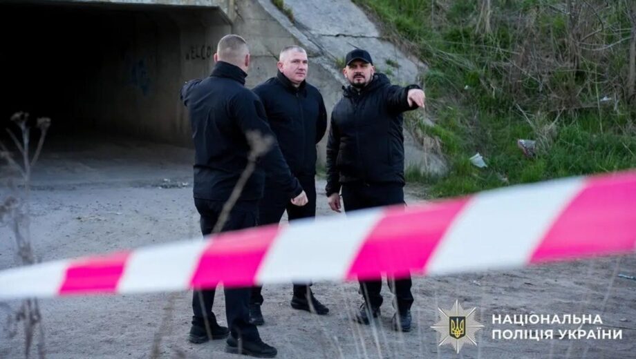 Вооруженный велосипедист открыл огонь по работникам ТЦК и полицейскому в Ровно: есть раненые
