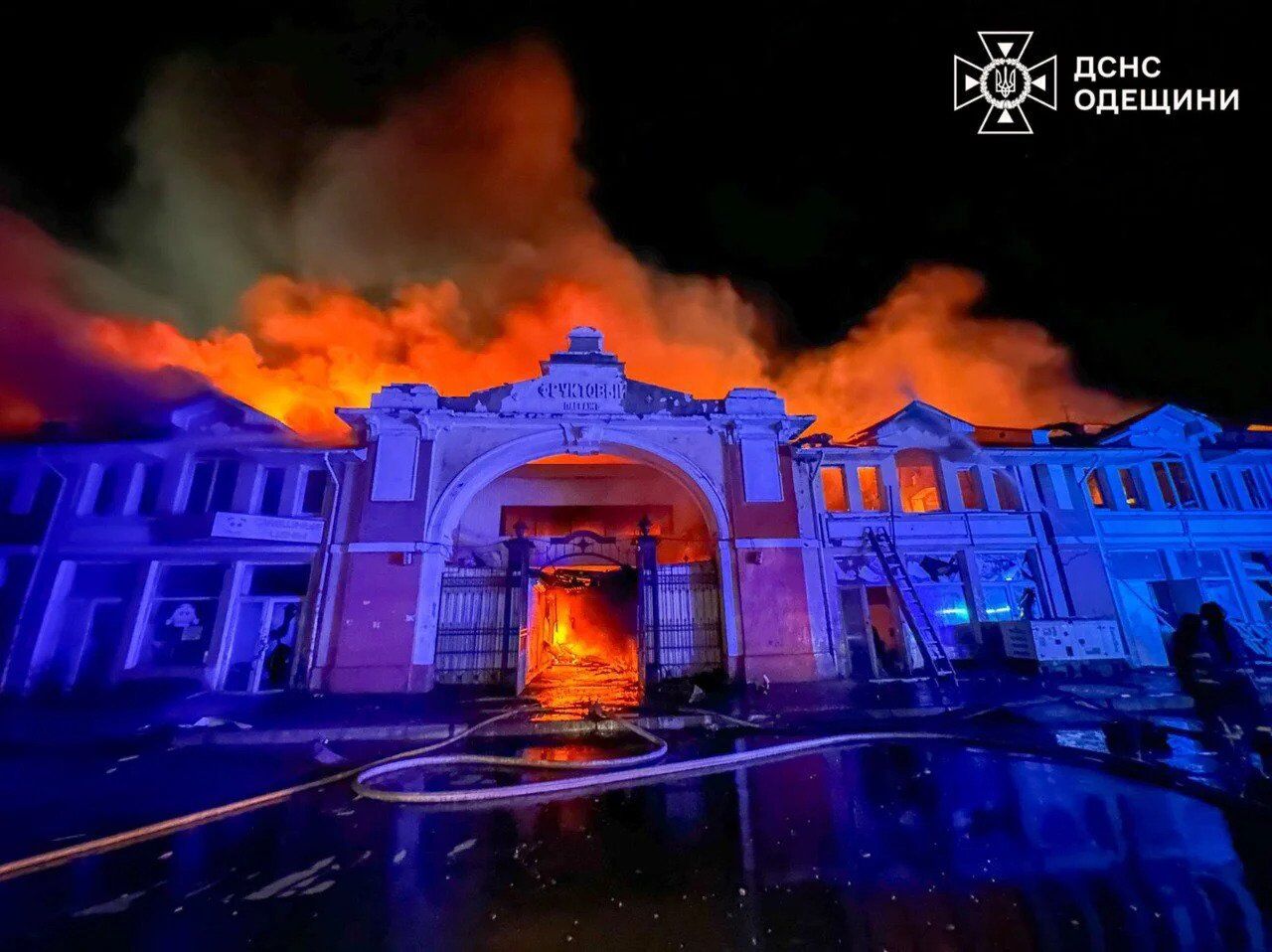 Пекельна ніч в Одесі: зруйнована багатоповерхівка, палає ринок Привоз, є постраждалі (фото)