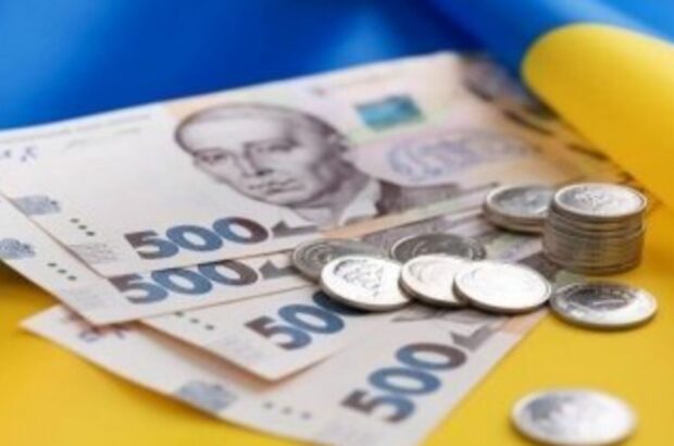 В Україні планують підвищити мінімальну зарплату та пенсії: які суми пропонують