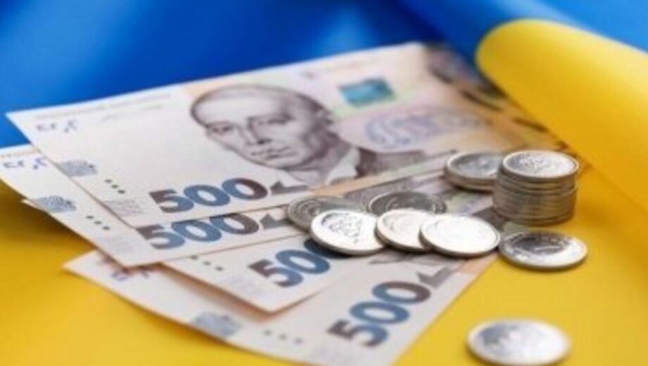 Средняя зарплата украинцев за год выросла: как она менялась за 30 лет