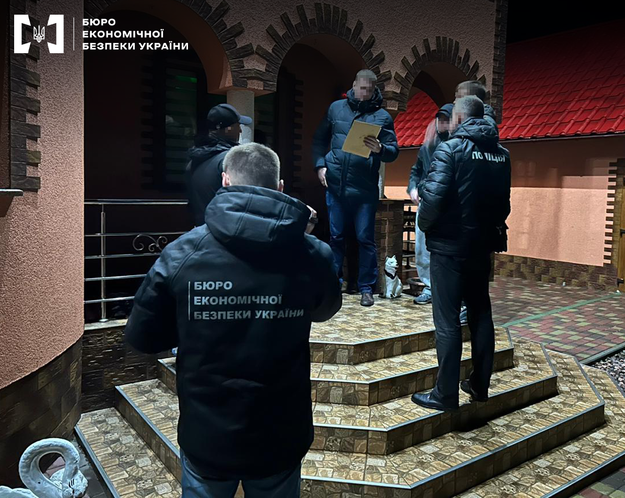 Тысячи долларов и евро собственного производства: в Черновцах арестовали двух фальшивомонетчиков