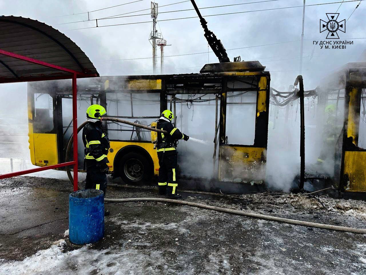 Загасити полум'я приїхали працівники ДСНС