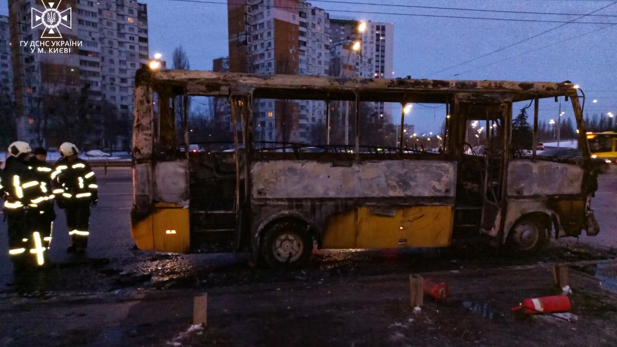 Утром в Киеве вспыхнула маршрутка, спасатели потушили пламя