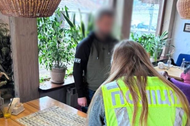 Жінка за гроші обіцяла допомогти переселенці з Луганської області отримати соціальне житло у Києві