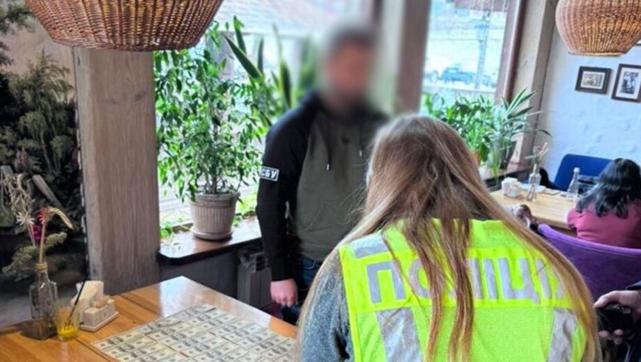 Жінка за гроші обіцяла допомогти переселенці з Луганської області отримати соціальне житло у Києві