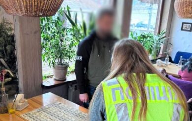 Женщина за деньги обещала помочь переселенцам из Луганской области получить социальное жилье в Киеве