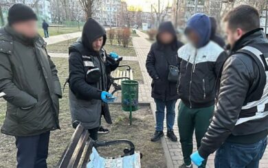 У Києві двоє шахраїв зняли майже 350 тис. грн з чужого рахунку: що відомо про схему