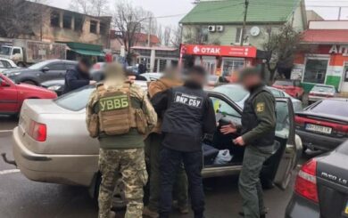 В обход пунктов пропуска за 2 тысячи долларов: жителя Одесской области задержали за попытку дать взятку пограничнику