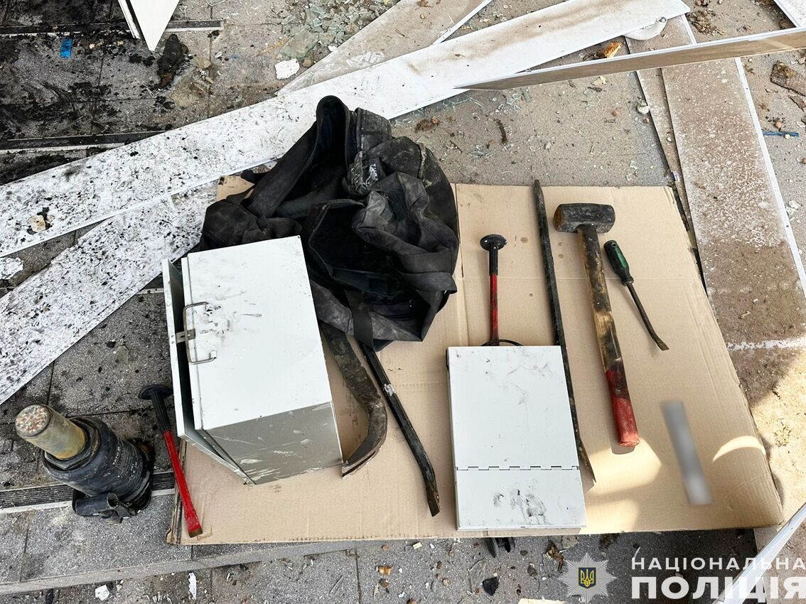 На Чернігівщині затримали двох чоловіків, які підірвали банк, щоб викрасти понад 5 млн грн