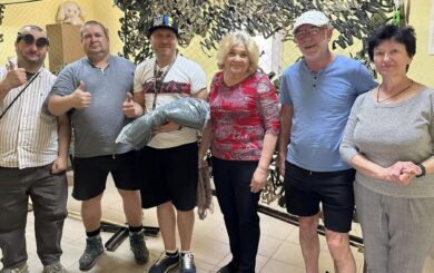 Во Львове немецкие благотворители вручили благодарности волонтерам и научились плести маскировочные сетки.