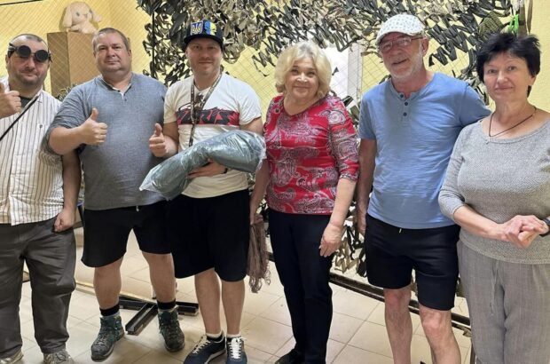 Во Львове немецкие благотворители вручили благодарности волонтерам и научились плести маскировочные сетки.