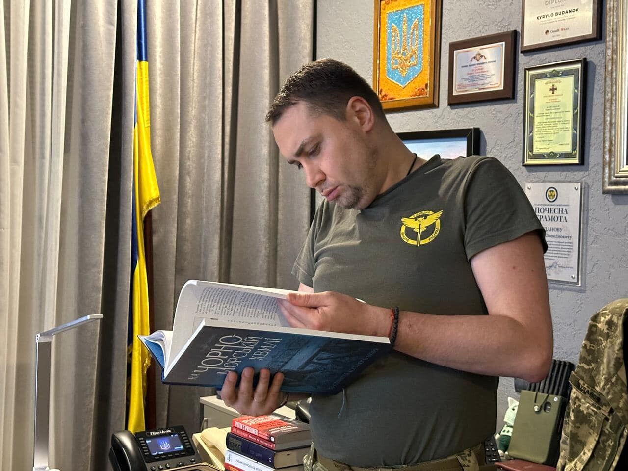 Буданов показал книги, которые планирует прочесть: благодарность украинским литераторам за вдохновение