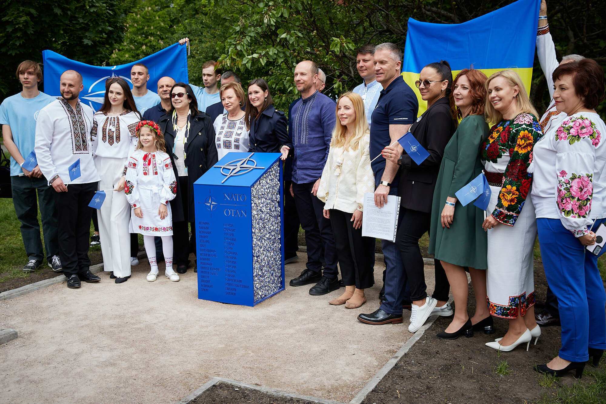 В Киеве на Европейской площади открыли ''Сквер НАТО'' (фото)