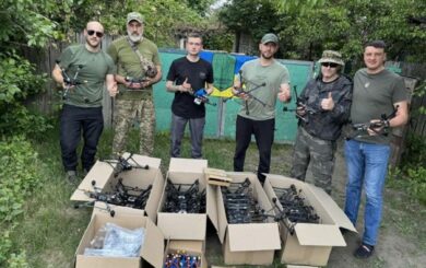 ”Пташки” для полювання на ворога: волонтер Роман Бочкала з побратимами передав дрони бійцям з Харківщини