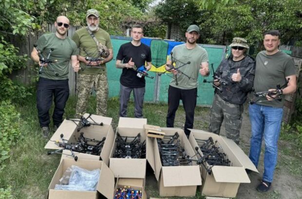 ”Пташки” для полювання на ворога: волонтер Роман Бочкала з побратимами передав дрони бійцям з Харківщини
