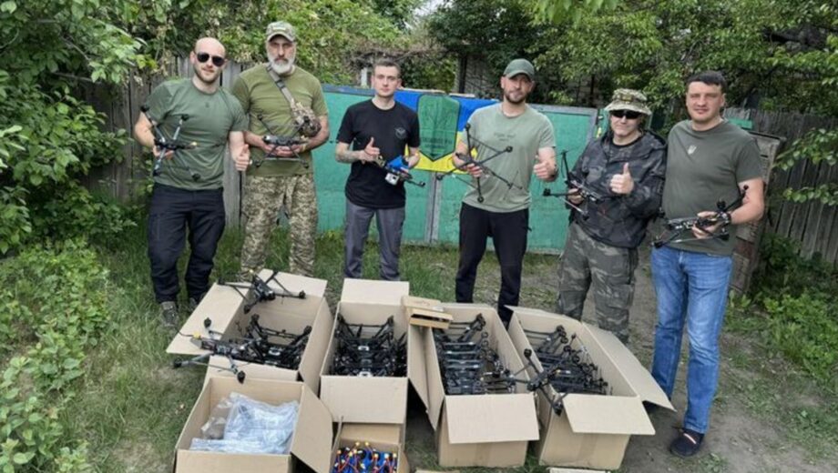»Птички» для охоты на врага: волонтер Роман Бочкала с собратьями передал дроны бойцам из Харьковщины
