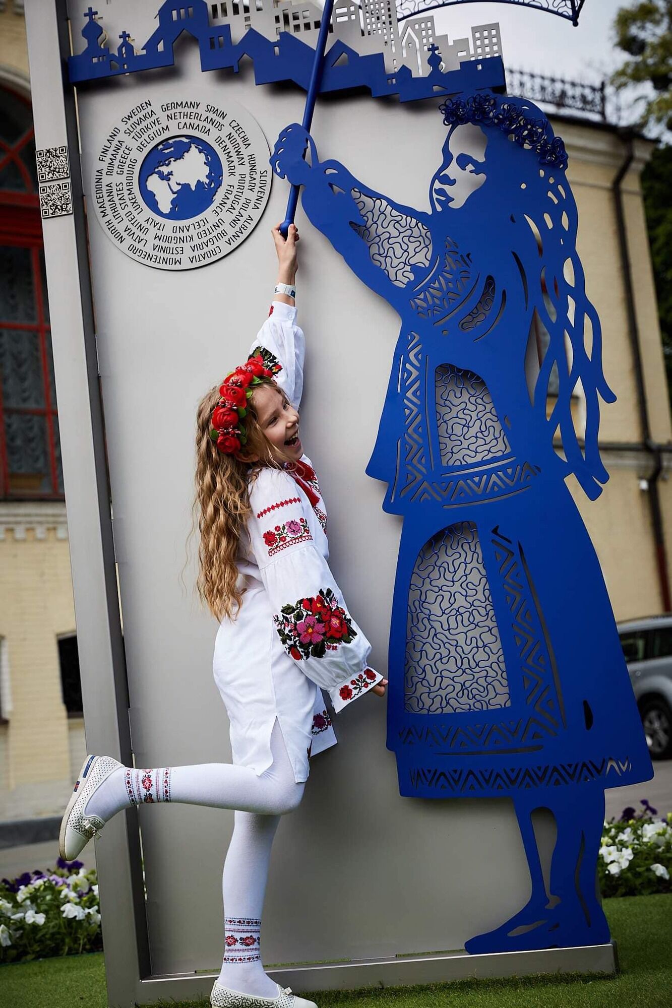 В Киеве на Европейской площади открыли ''Сквер НАТО'' (фото)