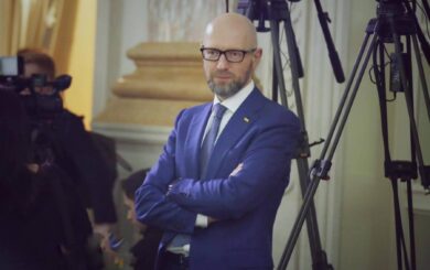 Куля в лоб – так куля в лоб: Арсеній Яценюк святкує ювілей